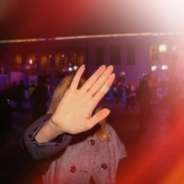 Frau Macht Ein Handzeichen Über Das Verbot Nachts Auf Der — Stockfoto