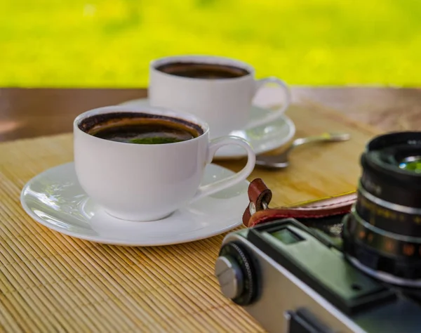 Alte Filmkamera Und Eine Tasse Kaffee — Stockfoto