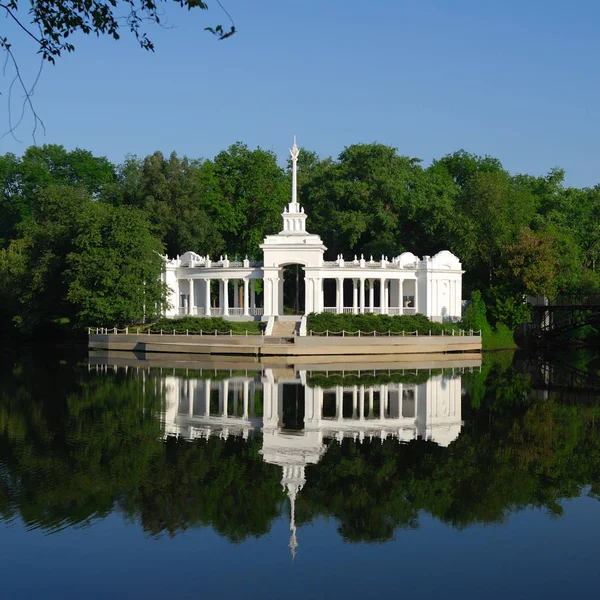 Kryvyi Rih, Ukrayna-20.05.2016: Ingulets Nehri'nin kıyısında tekne istasyonu.