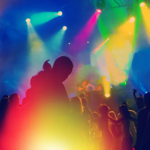 Gente Bailando Divirtiéndose Por Noche Disco Fondo Borroso — Foto de Stock