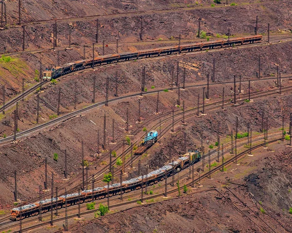 工業用ピット鉄鉱石採掘 鉄道と道路で鉱石配信 — ストック写真