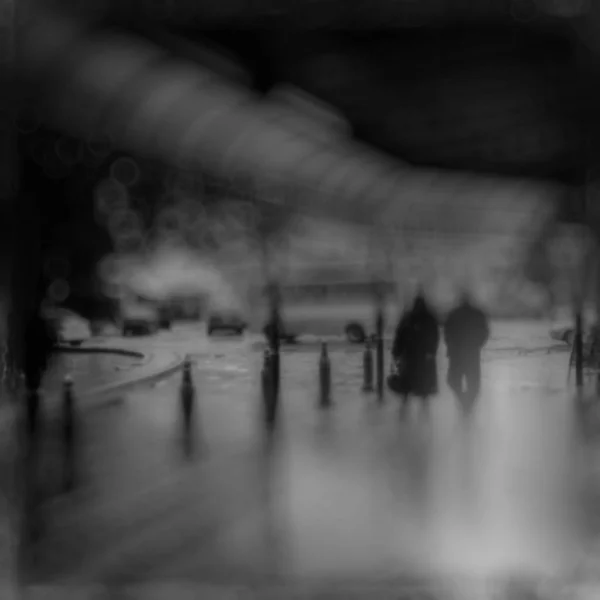 Fondo Borroso Gente Por Ciudad Bajo Lluvia — Foto de Stock