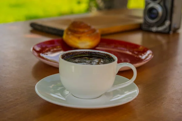 Tasse Kaffee Und Brötchen Auf Dem Teller — Stockfoto