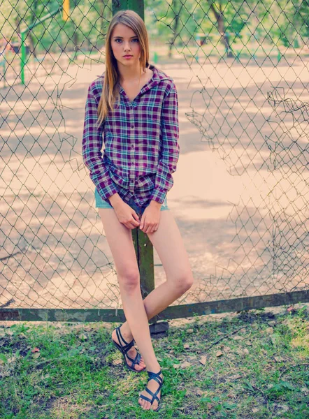 Retrato Uma Menina Adolescente Fundo Cerca — Fotografia de Stock