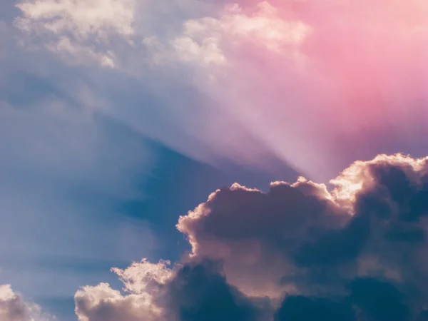 Nap Sugarai Felhők Egy Napsütéses Napon — Stock Fotó
