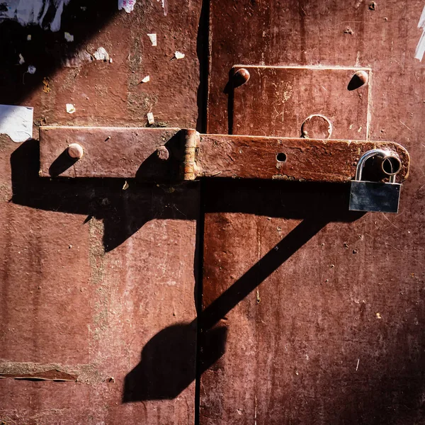 Asma Kilit Eski Metal Geçit — Stok fotoğraf