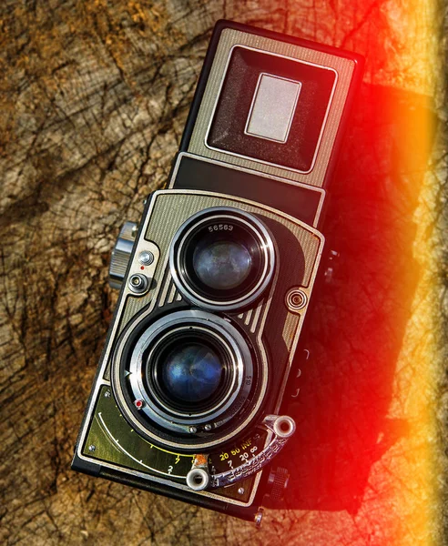 木製の表面の古いフィルム カメラ — ストック写真