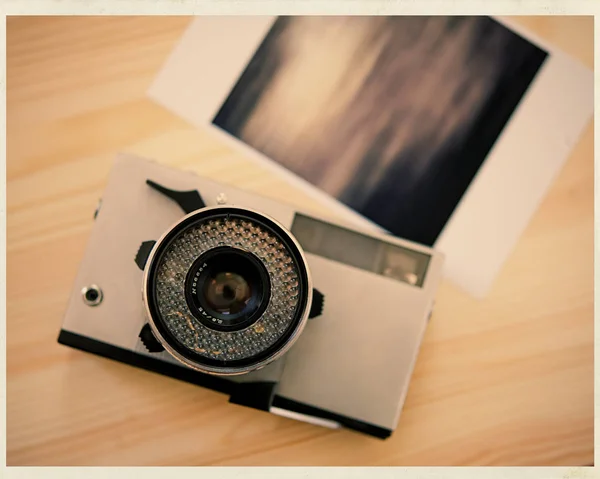 木桌上的照片和胶片相机 — 图库照片