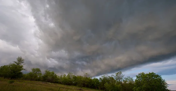Fırtına Bulutları Kırsal Kesimde Ile Baharda Manzara — Stok fotoğraf