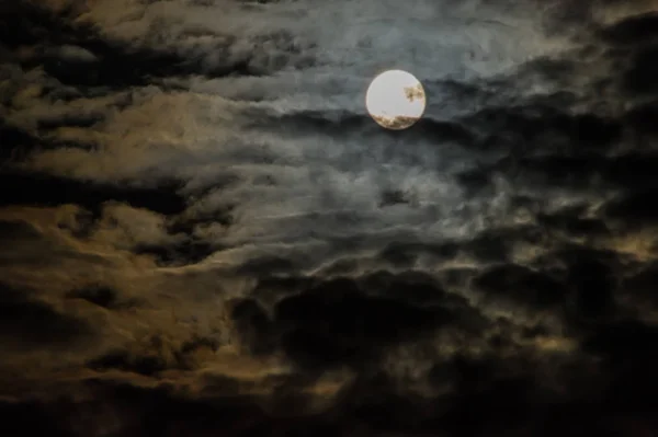 Luna Brillante Cielo Oscuro Con Nubes — Foto de Stock