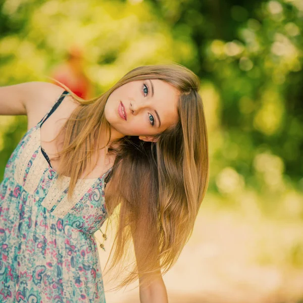 Ragazza Posa Davanti Alla Macchina Fotografica Fotografare Ritratti — Foto Stock