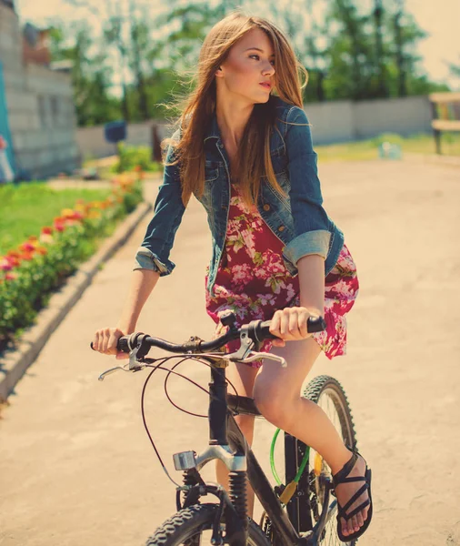 Chica Montando Una Bicicleta Día Soleado Verano —  Fotos de Stock