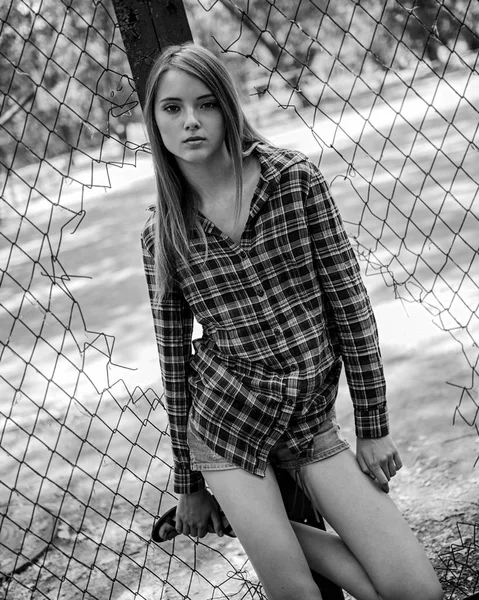 Portrait Teen Girl Background Fence — Stock Photo, Image