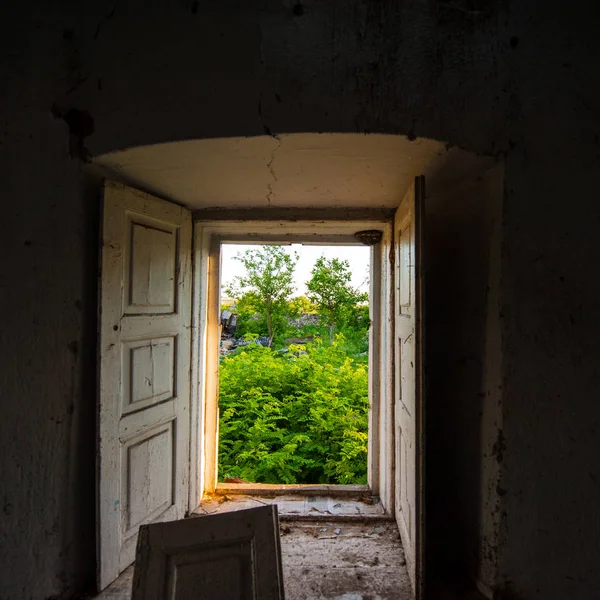 Janela Abertura Uma Antiga Casa Abandonada — Fotografia de Stock