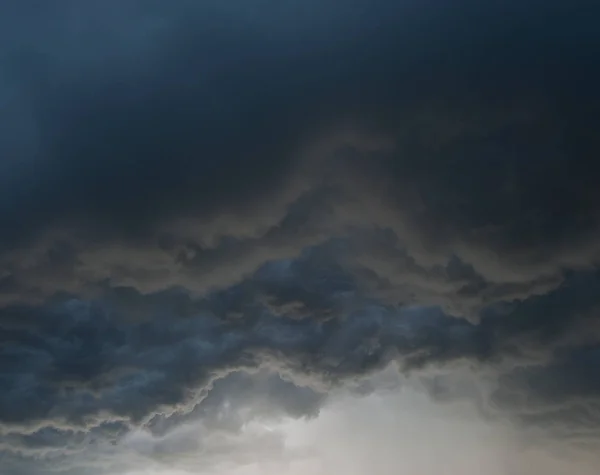 Graue Gewitterwolken Bei Sonnenuntergang — Stockfoto