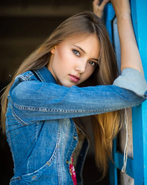 Retrato Una Adolescente Con Pelo — Foto de Stock