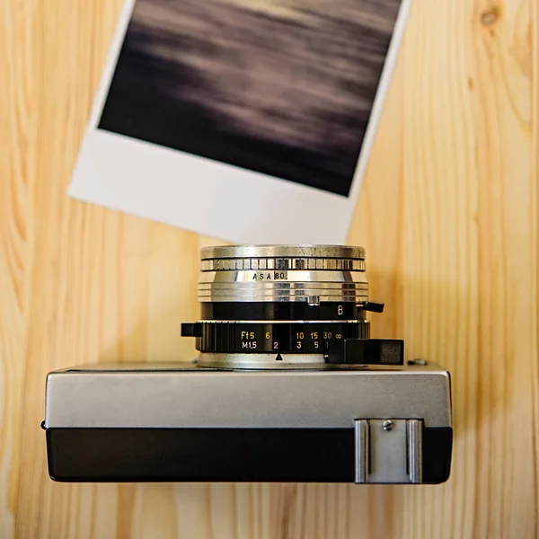 Foto Câmera Filme Uma Mesa Madeira — Fotografia de Stock