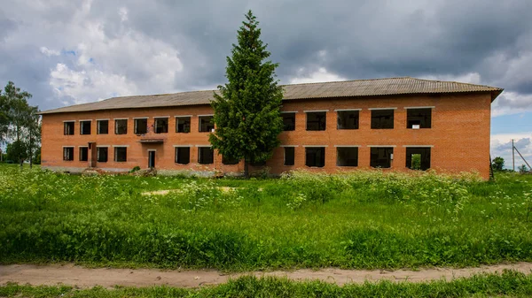 Ländliche Landschaft Verlassenes Haus Und Tanne — Stockfoto