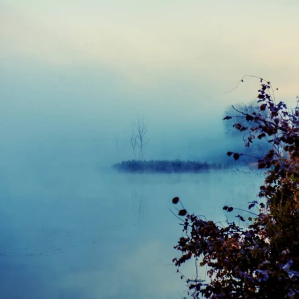 川沿い 田園風景の秋霧の朝 — ストック写真