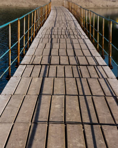 Ponte Pontão Outro Lado Rio Coberta Com Tábuas Madeira — Fotografia de Stock