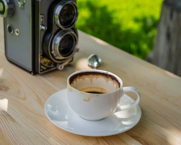 Alte Filmkamera Und Eine Tasse Kaffee — Stockfoto