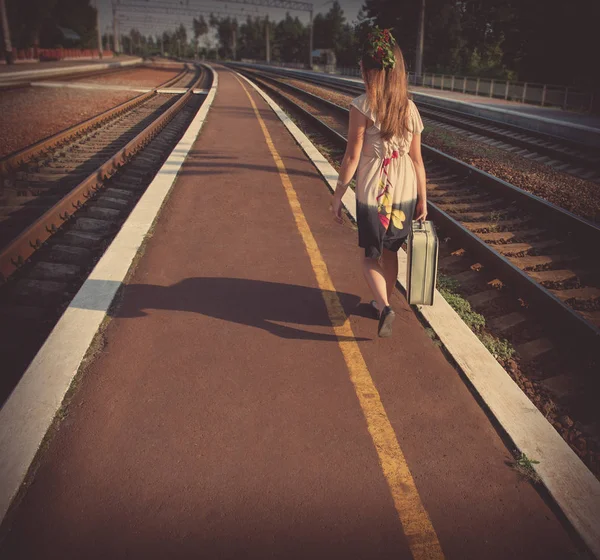 Fille Avec Une Valise Marchant Long Quai Gare — Photo