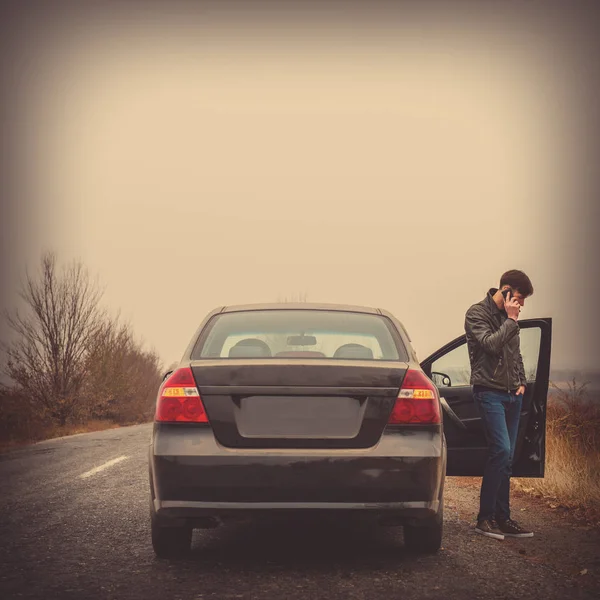 Empresário Falando Telefone Perto Carro Com Porta Aberta — Fotografia de Stock