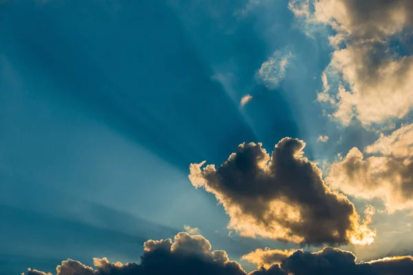 Los Rayos Del Sol Las Nubes Atardecer — Foto de Stock