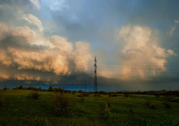 Hochspannungsfreileitung Und Regenwolken Frühlingslandschaft — Stockfoto