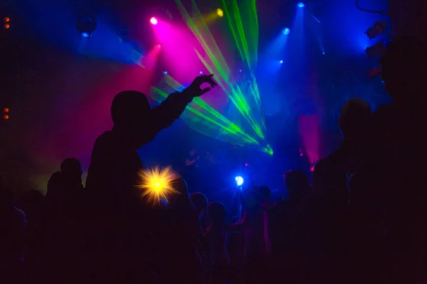 Pessoas Dançando Divertindo Discoteca Noite Fundo Borrado — Fotografia de Stock