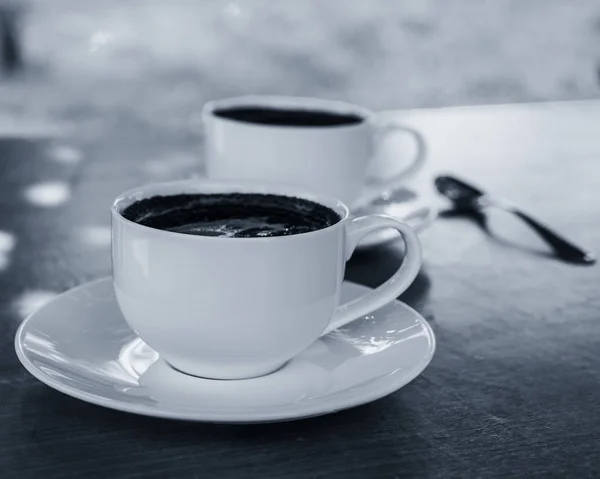 Dwie Filiżanki Kawy Łyżka Stole — Zdjęcie stockowe