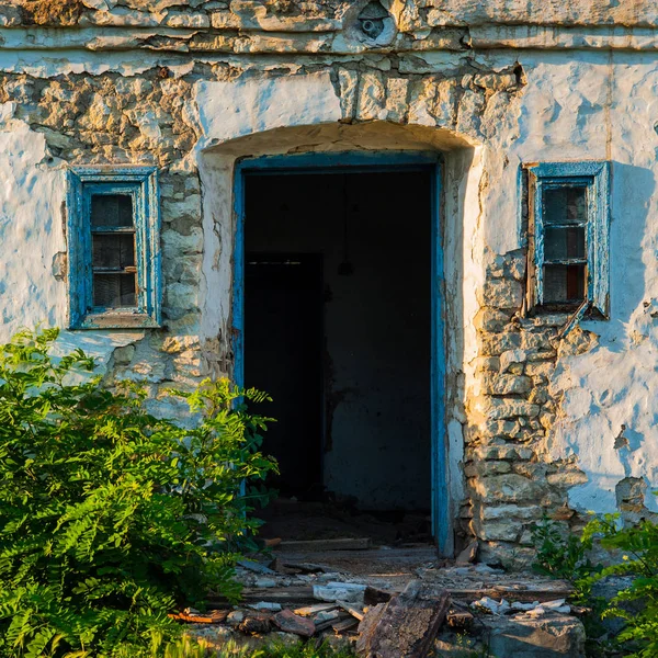 Entrada Uma Antiga Casa Abandonada — Fotografia de Stock