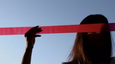 kırmızı kurdele ile güzel genç kadının görüntüleri