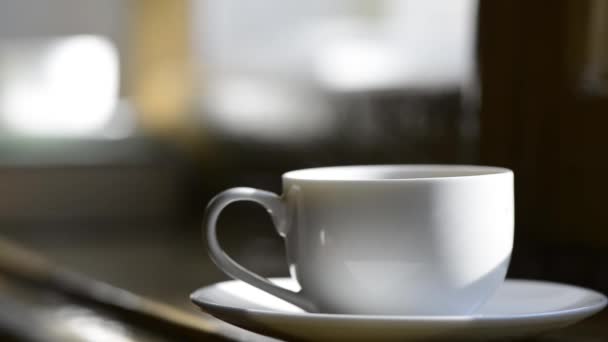 レストランのテーブルの上のコーヒーカップのクローズアップ映像 — ストック動画