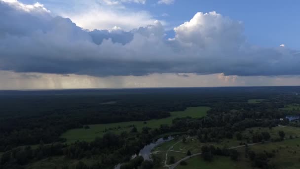 Szenische Luftaufnahmen Von Regen Der Über Grüne Wiesen Und Wälder — Stockvideo