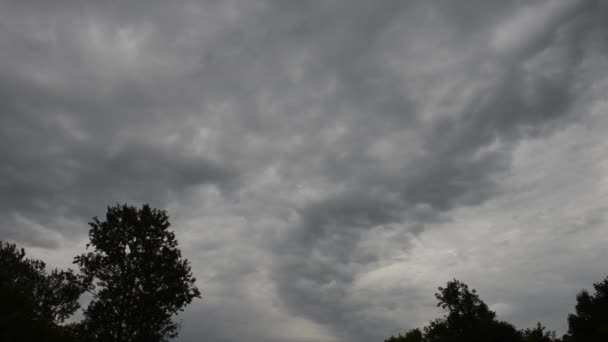 공간이 구름이 떠다니는 폭풍우치는 하늘의 — 비디오
