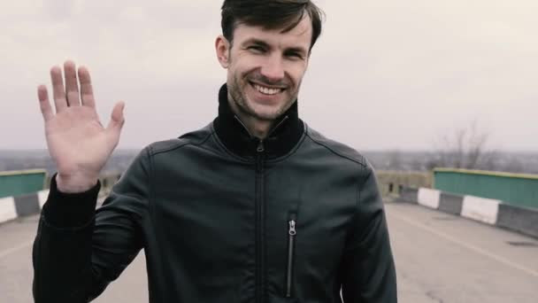 Imagens Homem Sorrindo Acenando Para Câmera Enquanto Estava Estrada Sozinho — Vídeo de Stock