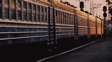 gün batımında raylar üzerinde hareket eden doğal görüntü tren