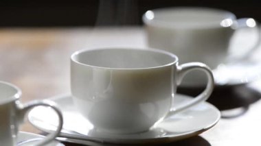 restoranda masada kahve fincan yakın çekim görüntüleri