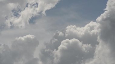 Gökyüzünün hareket eden bulutlu görüntüleri kopya alanı ile