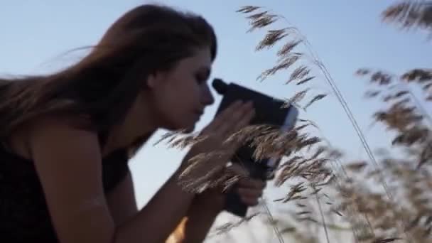 ヴィンテージ映画シネマカメラを持つ美しい若い女性の映像 — ストック動画
