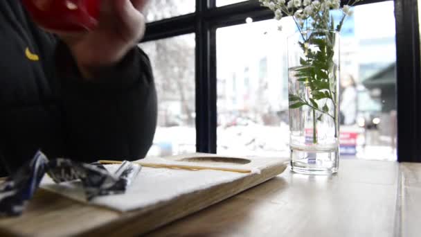 レストランでコーヒーを飲む男のクローズアップ映像 — ストック動画