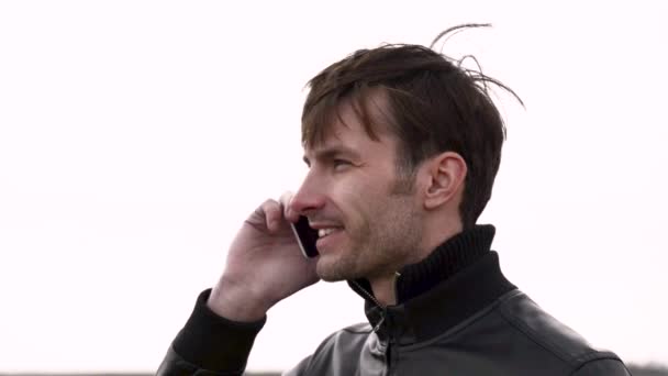 Gülümseyen Adam Açık Havada Telefonla Konuşurken Görüntüleri — Stok video