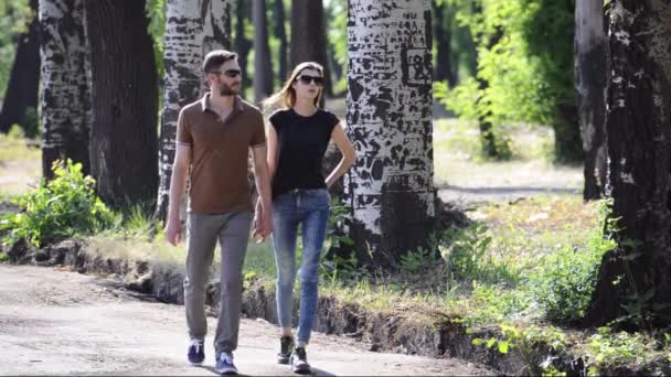 Beelden Van Paar Wandelen Park Handen Vasthouden — Stockvideo