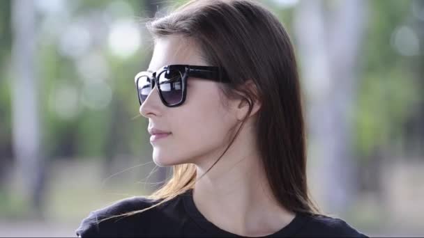 Záběry Krásné Mladé Ženy Brýlí Přírodě — Stock video