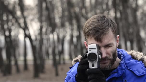 Metraje Del Hombre Filmando Con Cámara Cine Calle — Vídeo de stock