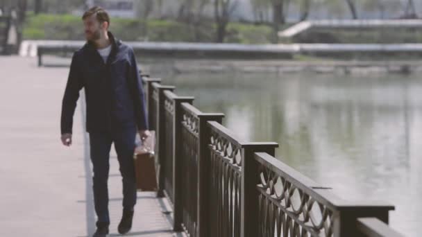 Imagens Homem Solitário Andando Perto Lago Com Mala Vintage — Vídeo de Stock