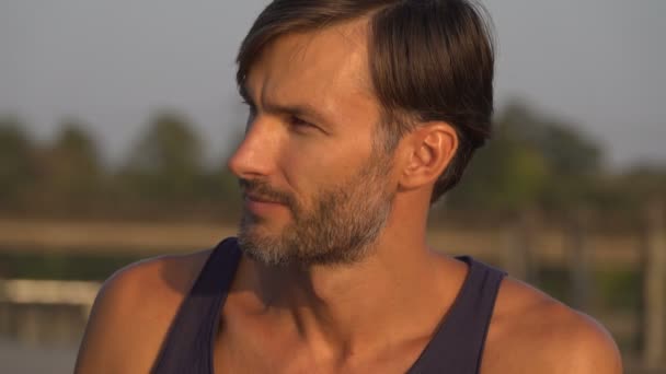 Imagens Homem Passando Tempo Sozinho Natureza — Vídeo de Stock