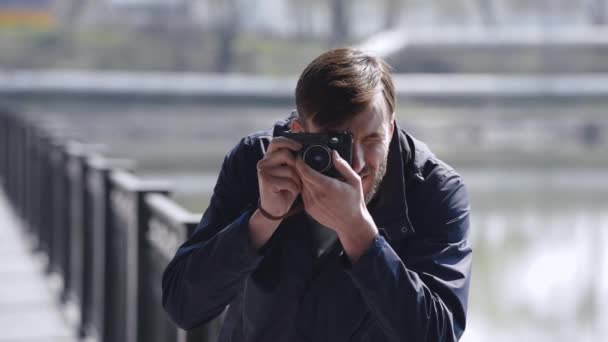 Filmati Uomo Che Gira Con Macchina Fotografica Sulla Strada — Video Stock