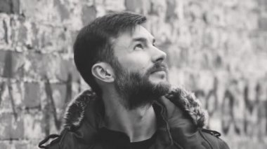 tuğla duvar önünde kış ceketi yakışıklı adam siyah ve beyaz görüntüleri
